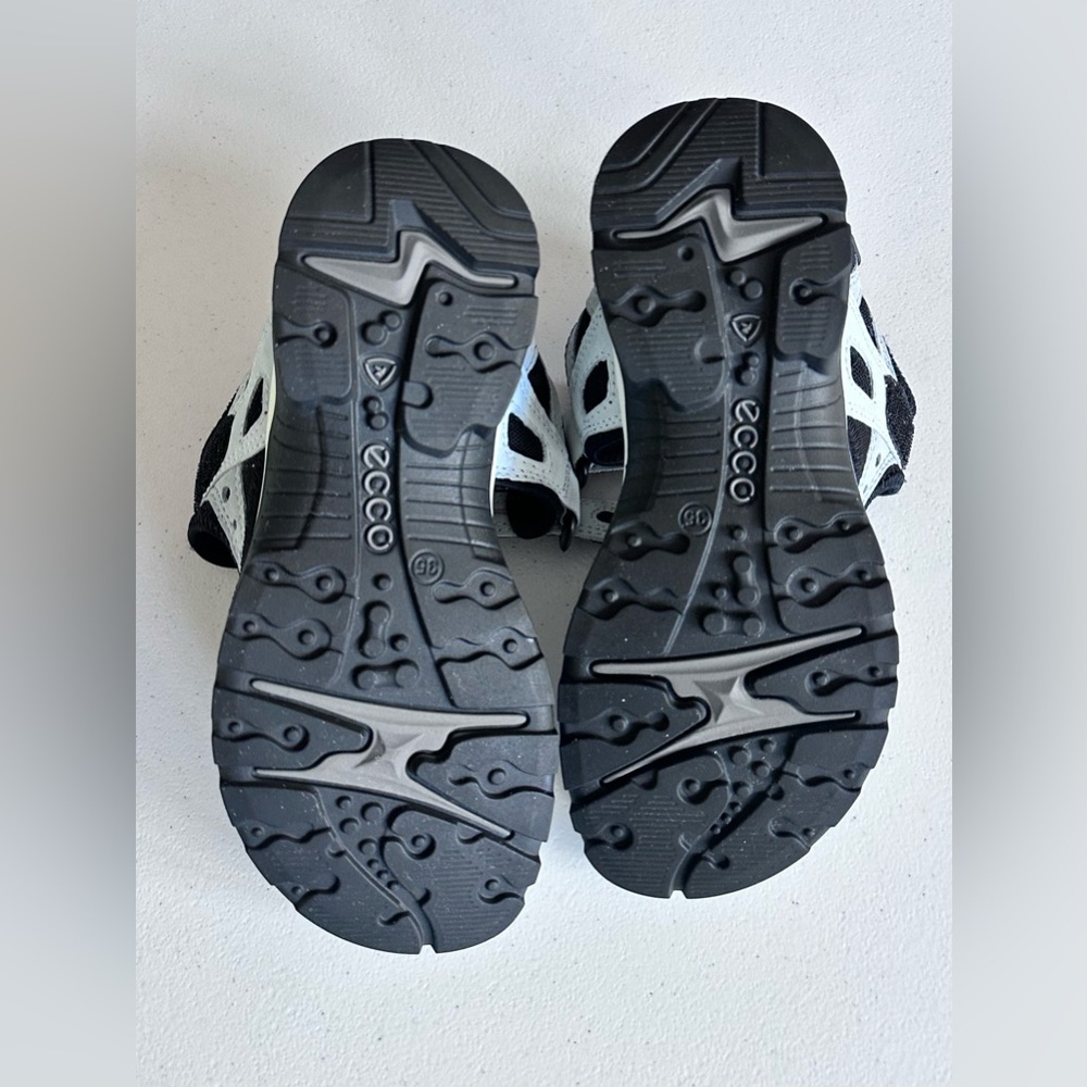 ECCO
Women's Nubuck Outdoor Sandal Size 4-4.5 - Picture 12 of 13
